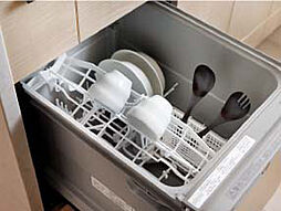 [食器洗浄乾燥機] ビルトインタイプの食器洗浄乾燥機。水圧により洗浄できるので、手洗いの場合よりも節水できます。※参考写真