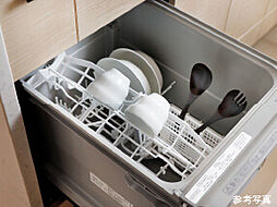 [食器洗浄乾燥機] ビルトインタイプの食器洗浄乾燥機。水圧により洗浄できるので、手洗いの場合よりも節水できます。