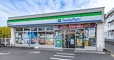 ファミリーマート荏田西四丁目店 約180m（徒歩3分）