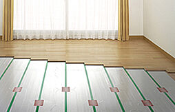 [ガス温水式床暖房] リビング・ダイニングの床下で温水を循環させて足元から室内を暖めるため、ハウスダストの舞い上がりがなく清潔で快適です。