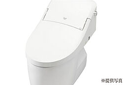 [シャワートイレ] 温水洗浄機能、脱臭、暖房便座などをリモコンひとつで操作できるシャワートイレ。