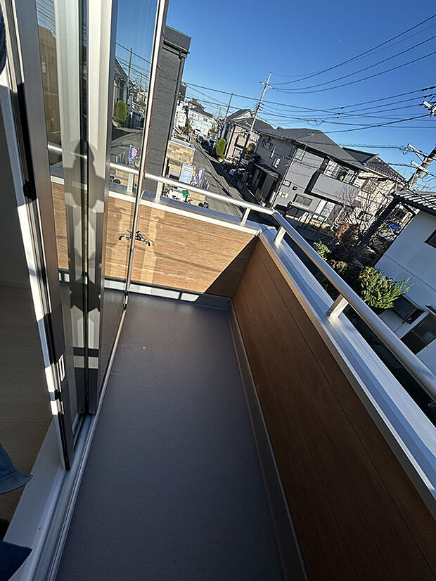 【バルコニー】水栓付でお掃除に大変便利です。1階からのバケツの持ち運び等がなくなります。