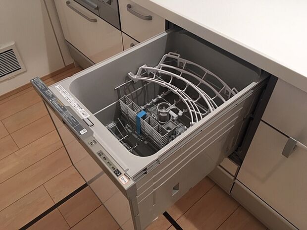 【食器洗い洗浄機】家事楽に必須のアイテムです。水道使用量の削減にもなります。ビルトインタイプの為見た目もすっきりとした印象に。