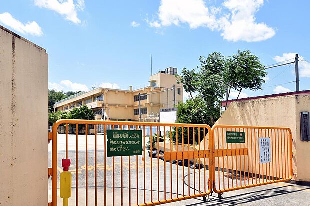 新座市立新開小学校まで127m 徒歩2分。6年間通うのに負担の少ない距離にあり、2026年で創立50年目を迎える小学校です。