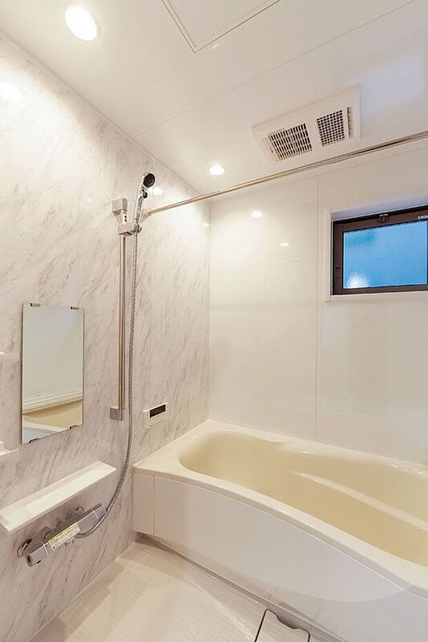 【【14号棟/浴室】】浴室には便利な浴室乾燥機付き。水はけがよい「うつくしフロアW」、シャワーの水流でゴミを中央に集めることができる「カミトリ名人」など、お手入れのしやすさにもこだわっています。