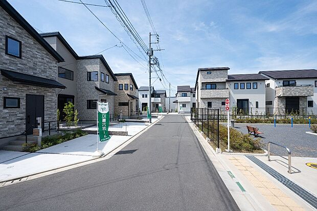 【【現地街並み】】美しく整えられた、ゆとりある敷地が整然と広がる全42区画の街並みには、日常に潤いを添える緑の公園も。