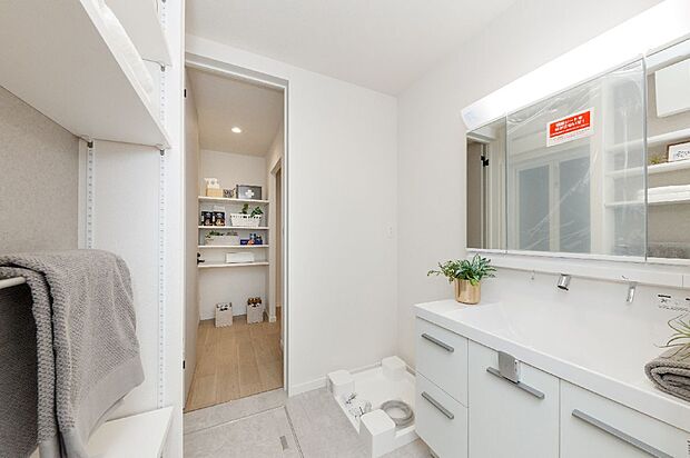 【【2号棟/洗面所】】洗面所はパントリー、ホールからの2WAY。キッチンと行き来がしやすく、買い物帰りにキッチンへ荷物の運び込みも便利!家事効率が良く、《回遊性》を備えた快適動線です。