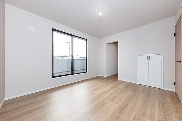 【【施工例/LDK】】2階3洋室は全室収納付き×2面採光。プライベートな時間もゆったりとお過ごしいただけます。主寝室はベッドを置いてもゆとりある7.0帖。南バルコニーから爽やかな風や光が届きます。