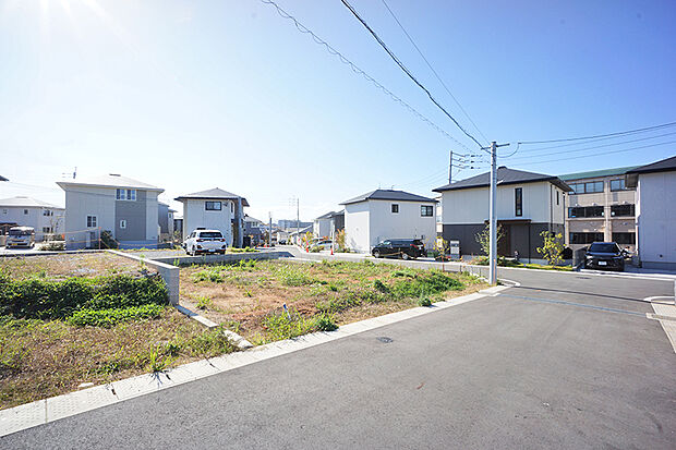【III-35号地 外観】165m2超と、ゆとりある広さ。 前面道路は5m・6mの角地で、車の出し入れやすれ違いにもゆとりがあり