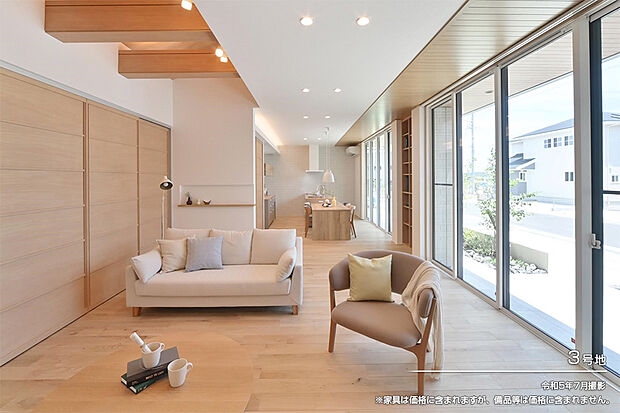 【3号地 リビング】令和5年7月撮影 ※家具は価格に含まれますが、備品等は価格に含まれません。