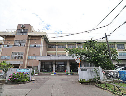 築山小学校 約600m