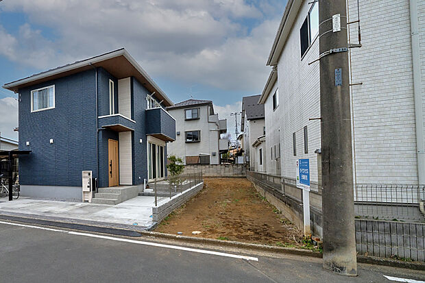 【1号地 前面道路含む現地写真】49坪超のゆとりある敷地で、ご希望に合わせた様々なプランニングが可能です。 建物が道路から奥まった位