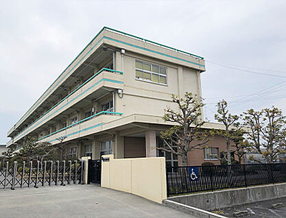 東員町立稲部小学校 約1600m