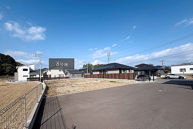 【8号地 現地写真】西側が公園となっているため建物が無く、開放感のある明るい区画です。  幅員6m道路で車の出し入れもス
