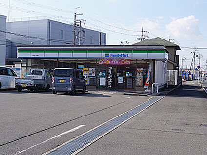 ファミリーマート岩橋店 約560m