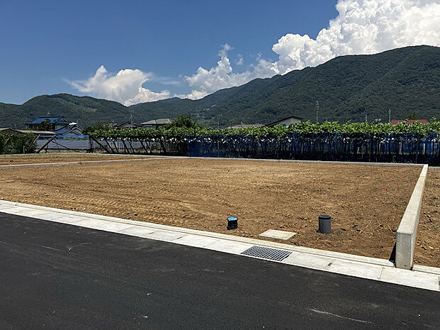 【11号地 外観】<strong>暮らしを楽しむゆとりを生み出す生活利便性＆緑豊かな住環境です。</strong> 
