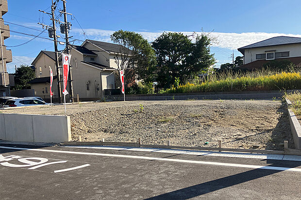 【5号地 外観】165m2超と、ゆとりある広さ。   開放感のある、明るい角地区画です。  前面道路は6mと、車の出