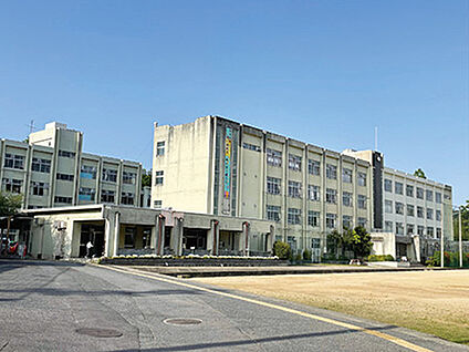 登美ヶ丘中学校 約650m