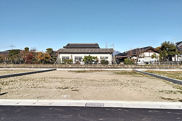 【2号地 リビング】閑静な住宅街に位置する平坦な土地で、毎日の暮らしを快適に。 敷地面積60坪超の広さを確保しており、駐