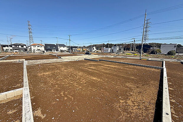 【6号地 外観】自由度の高いプランニングが可能。
日当たりも良好で、前面道路は6mでゆとりある街並み。
閑静