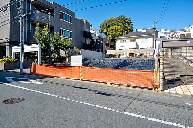 【1号地 前面道路含む現地写真】整形地の設計のしやすさに加え、南側約7.2m公道に面する開放的な立地。