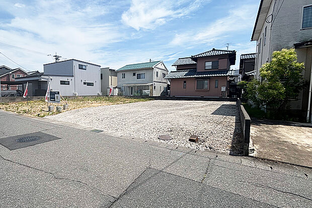 【2号地 現地写真】北側道路に面した200m2超の広さを活かし、ライフスタイルに合わせた多彩な住まいづくりが可能です。