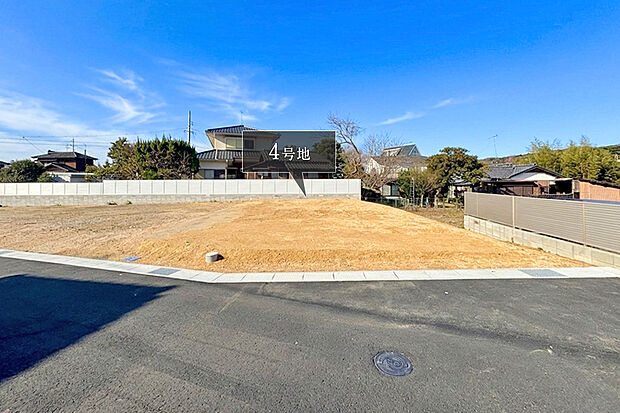 【4号地 外観】周囲に高い建物が少ない、開放感のある区画です。  明るい吹き抜けリビング、家族との会話が弾むアイラン