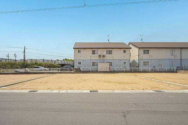 【2号地 現地写真】199m2超と、ゆとりある広さ。  前面道路は6mあり、高低差が無いので車の出し入れやすれ違いにもゆ