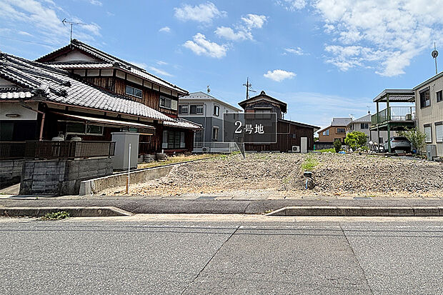 【2号地 現地写真】前面道路は、歩道を含めて8.95ｍと、車の出し入れにゆとりがあります。  明るく会話の弾むリビング、