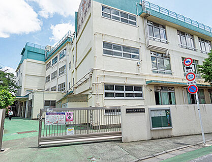 区立代々木中学校 約520m