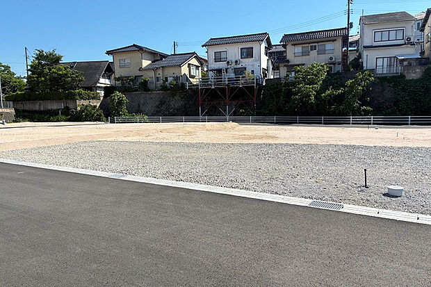 【7号地 現地写真】約53.58坪、前面約6.0mの道路に面した区画です。  敷地の形も整っており、建物配置がしやすく、