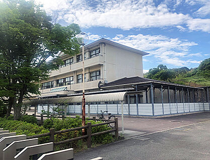 朝日中学校 約590m