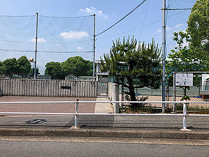 伊勝小学校 約450m