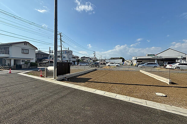 【2号地 前面道路含む現地写真】全5区画の分譲地。幅員6mの前面道路に面し、南道路です。
前面道路は当分譲地内に住む方が利用する