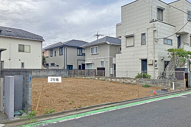 【2号地 現地写真】平坦な土地で、前面道路は6m以上。
前面道路接道幅3mの旗竿部分には、駐車も可能。 敷地を有効に