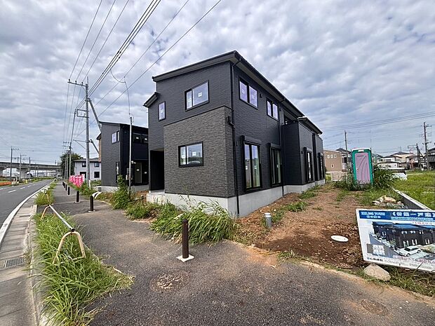 【分譲地全景】周辺環境となじむ美しく開放的な分譲地全景。ゆとりある区画割により、各住戸に豊かな採光と通風をもたらします。落ち着いた住環境で、家族がのびのびと心地よく暮らせる住まいをご提案します。
