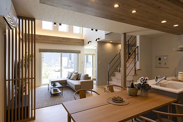 【施工例:Nagomi~和~】木目やアクセントクロス、間接照明といった要素を反発させ合わずに組み立てるのは
自由設計が得意な創建ならではの家づくりです
性能もデザインも、得意を詰め込んだモデルハウスをご体感下さい