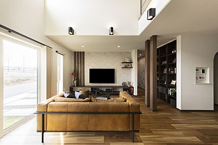 モデル：年内のみ公開可能