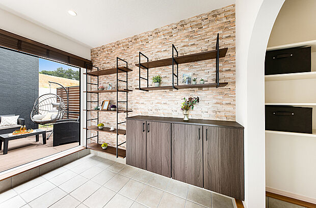 【【ホビーテラス】明るい玄関】玄関収納もたっぷりの明るいホビーテラス。自転車なども室内に収納できるので、雨が降っても安心です。