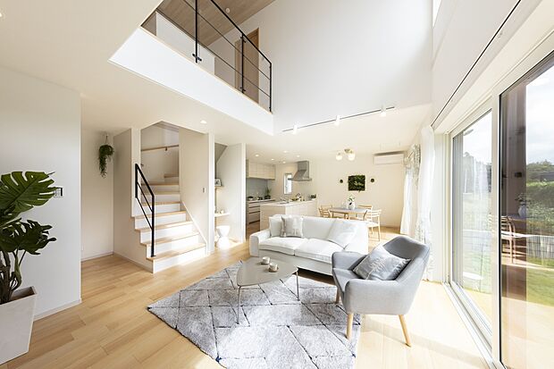 【【モデルハウス38号地】リビング】大きな窓から見える広々とした庭が、さらなる開放感を与えるリビング。
室内（2025年10月）撮影