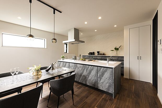 【【施工例】ダイニングキッチン】アイランドキッチンから一直線にダイニングとリビングが視認できる間取り。
こだわりぬかれた動線設計で、家事も生活も楽々行えます。
自由設計が得意な創建なら、あなたの理想を間取りに叶えられます。