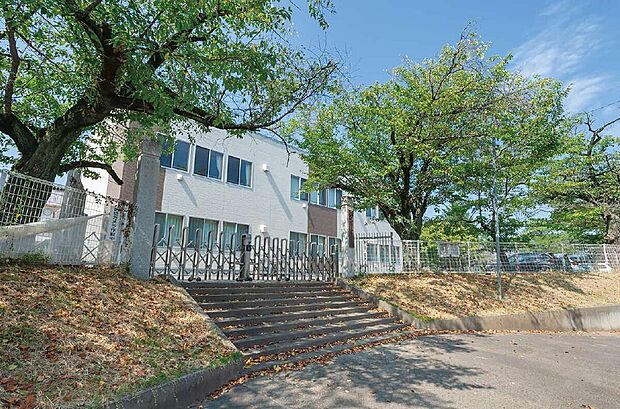 高山学園つくば市立島名小学校(約1,400m)