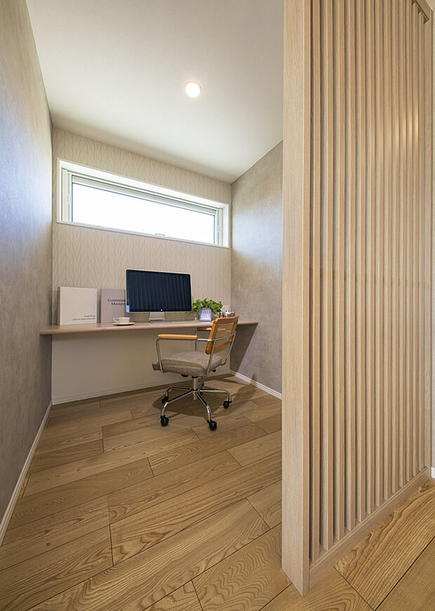 【【1号地：ワークスペース】】リビングに併設されたワークスペースは、格子で区切られた自分だけのエリア。
家族との繋がりを阻むことなく、集中できるスペースとして多様な用途でご使用いただけます！