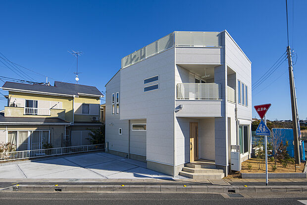 【【1号地：外観】】注文住宅を専門とする創建が手掛けた、デザイン×性能の建売！
日当たりが良好な現地モデルハウス
2台分の駐車スペースを設けても、尚広々とした敷地も特徴です。