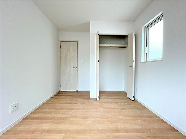 【2号地】洋室B(約5.4帖) クローゼットがあり、収納家具などを置かずにお部屋をすっきりと使えます。