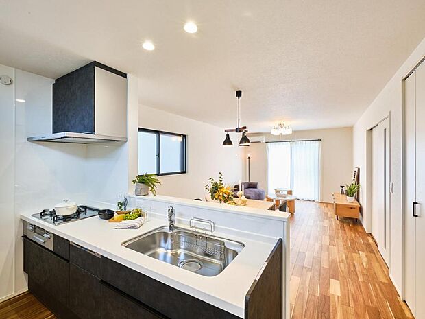 【キッチン】ダークな色味がアクセントのキッチン。お料理をしながら家族とのコミュニケーションが取りやすい配置になっています。