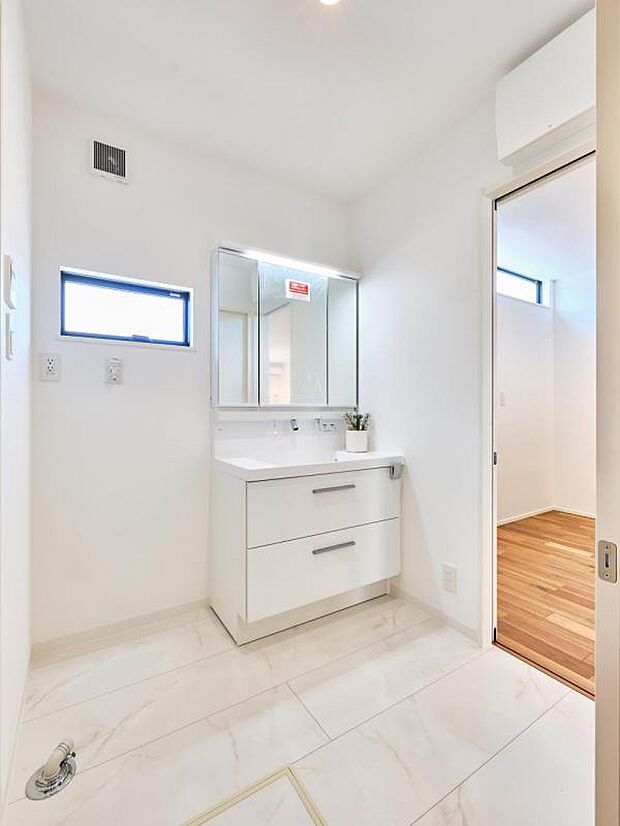 【洗面台】忙しい朝もご家族並んでゆっくりと身支度できるワイドな洗面台、収納もたっぷりある機能的なスペースです。