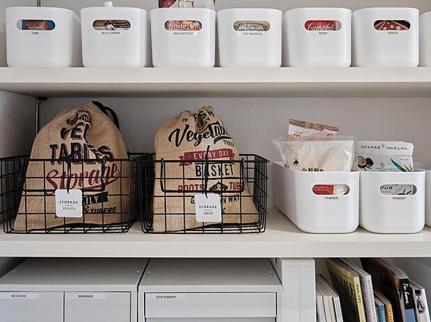 キッチンやカップボードに納まりきらない食料品のストックもすっきり収納。※写真は当社他物件のモデルルームを撮影したもので、本物件とは仕様・形状等が異なります。