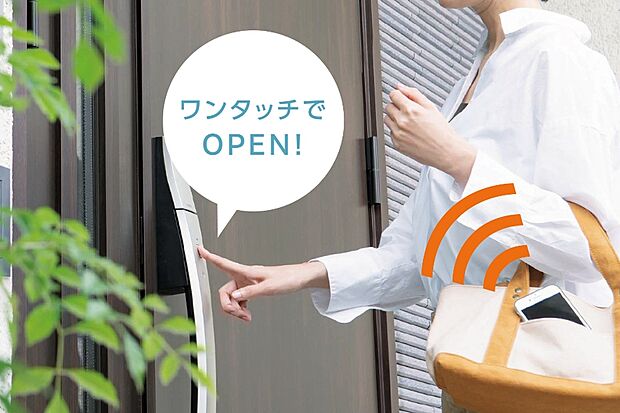 【スマホがカギになる！スマートロック玄関ドア】タグキーをかざすか、Bluetooth対応の専用アプリを入れたスマホを持っていればボタンを押すだけで鍵の開け閉めが可能です。