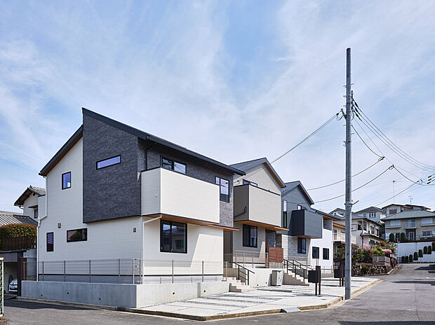 【1号地外観】角地を活かした開放感とプライバシーを両立させる設計です。